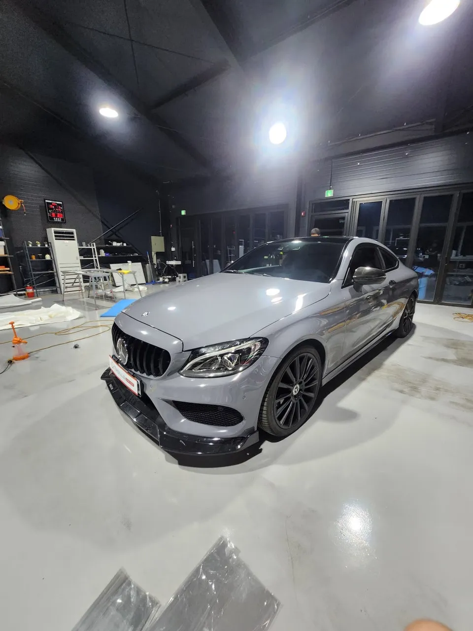 Mercedes-Benz C200のカーラッピング事例|高級感ある仕上がり 施工写真 2-3