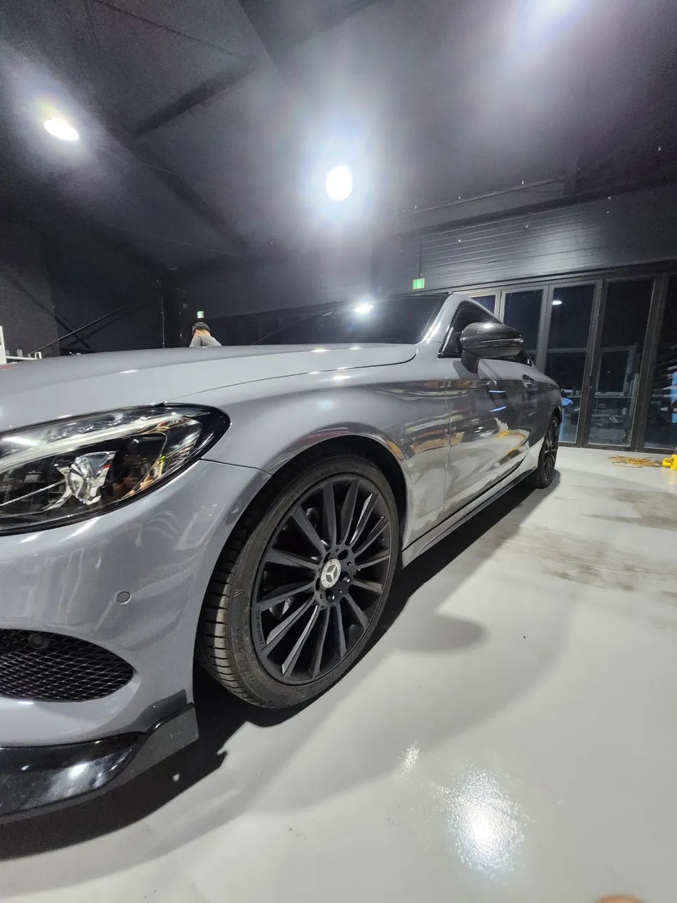 Mercedes-Benz C200のカーラッピング事例|高級感ある仕上がり 施工写真 3-3