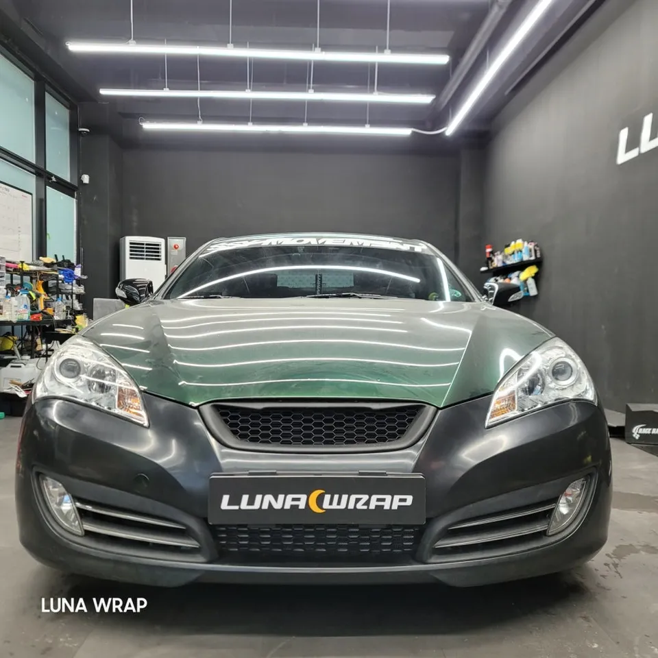Hyundai Genesis Coupeのカーラッピング事例|アルパイングリーン 施工写真 1-1