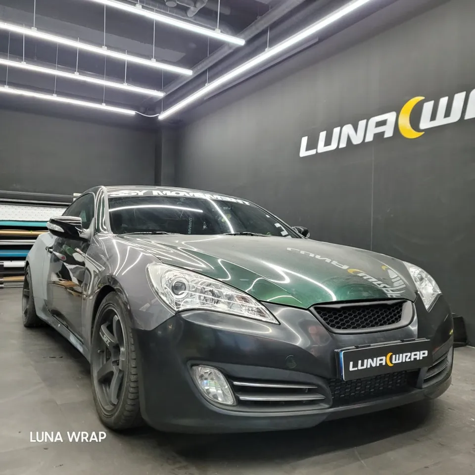 Hyundai Genesis Coupeのカーラッピング事例|アルパイングリーン 施工写真 2-1