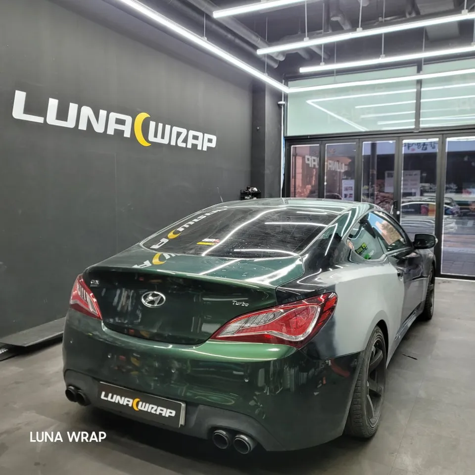 Hyundai Genesis Coupeのカーラッピング事例|アルパイングリーン 施工写真 3-1