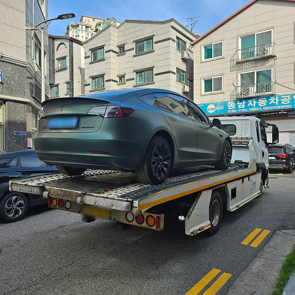 Tesla Model 3 カーラッピング事例:ポルシェGTシルバーへのカラーチェンジ 施工写真 2-1