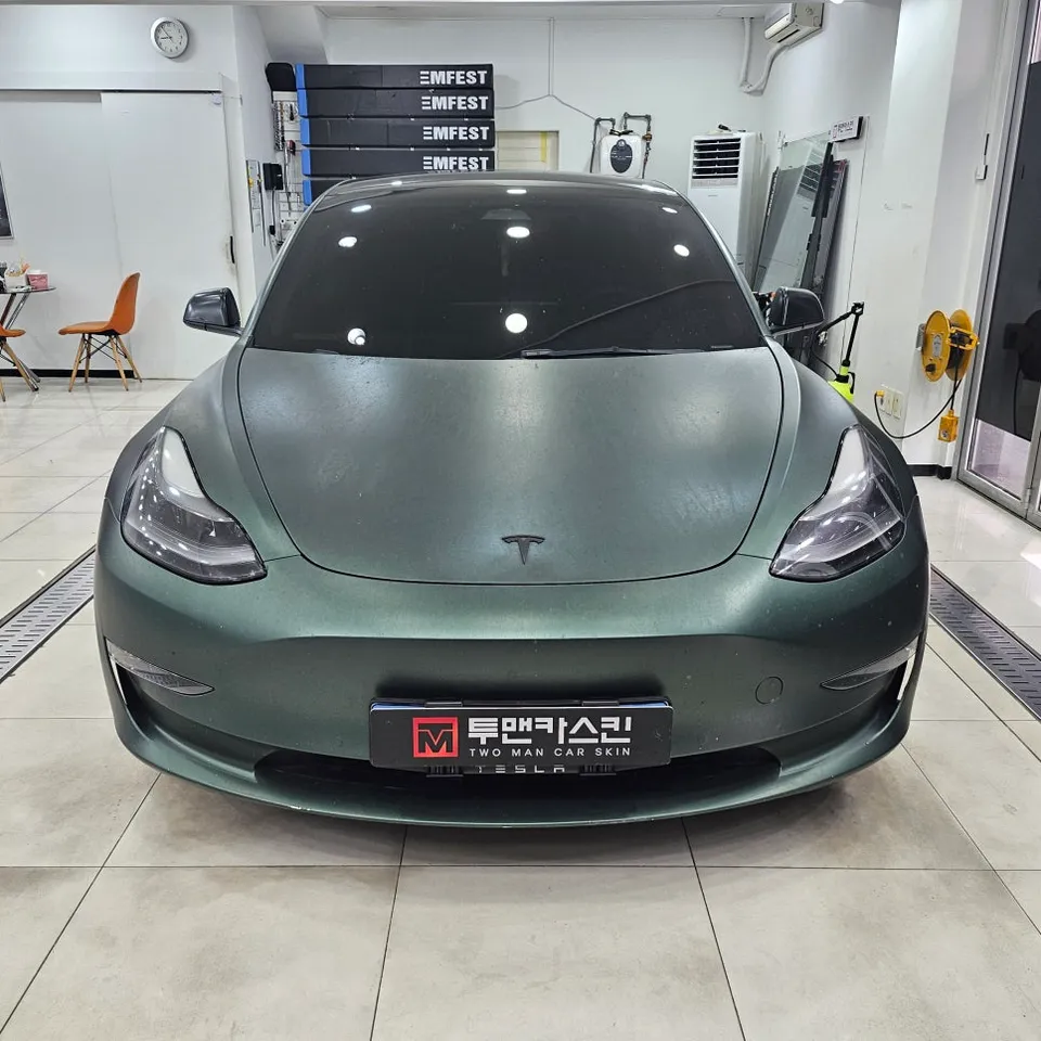 Tesla Model 3 カーラッピング事例:ポルシェGTシルバーへのカラーチェンジ 施工写真 3-1