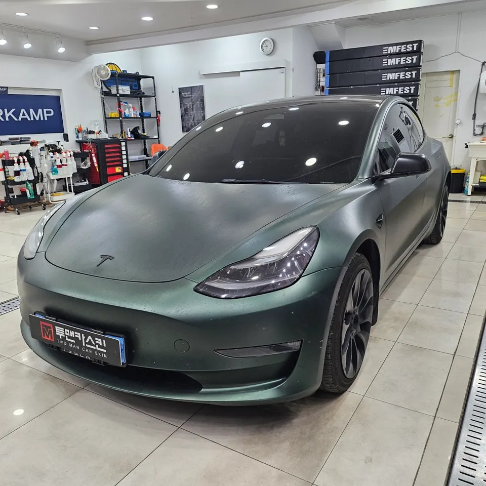 Tesla Model 3 カーラッピング事例:ポルシェGTシルバーへのカラーチェンジ 施工写真 4-1