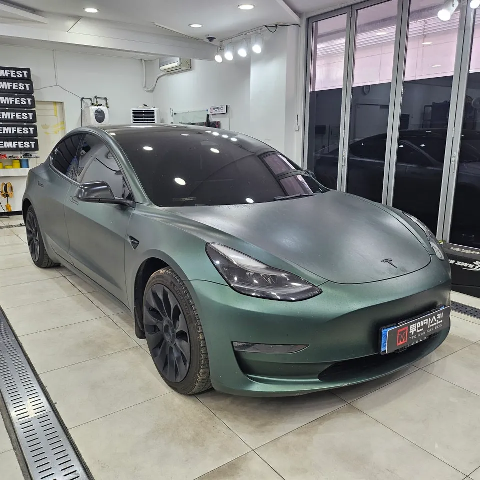 Tesla Model 3 カーラッピング事例:ポルシェGTシルバーへのカラーチェンジ 施工写真 1-2