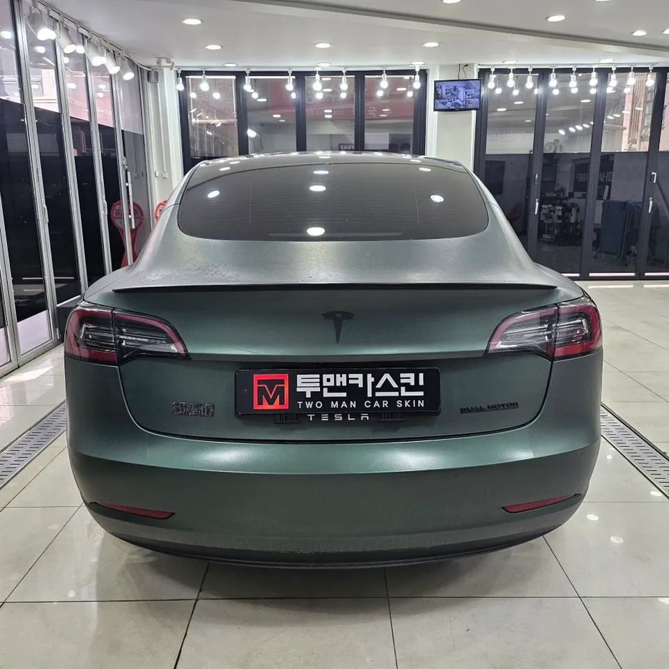 Tesla Model 3 カーラッピング事例:ポルシェGTシルバーへのカラーチェンジ 施工写真 2-2
