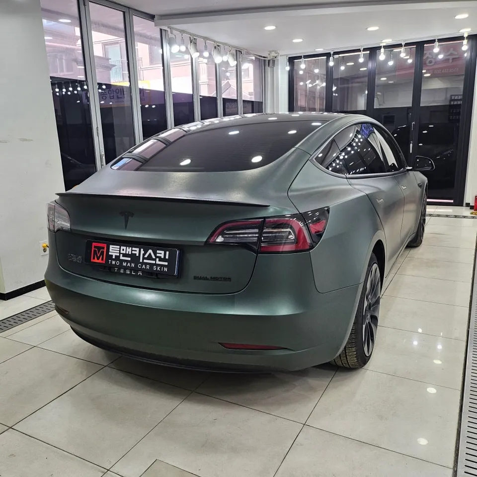 Tesla Model 3 カーラッピング事例:ポルシェGTシルバーへのカラーチェンジ 施工写真 3-2