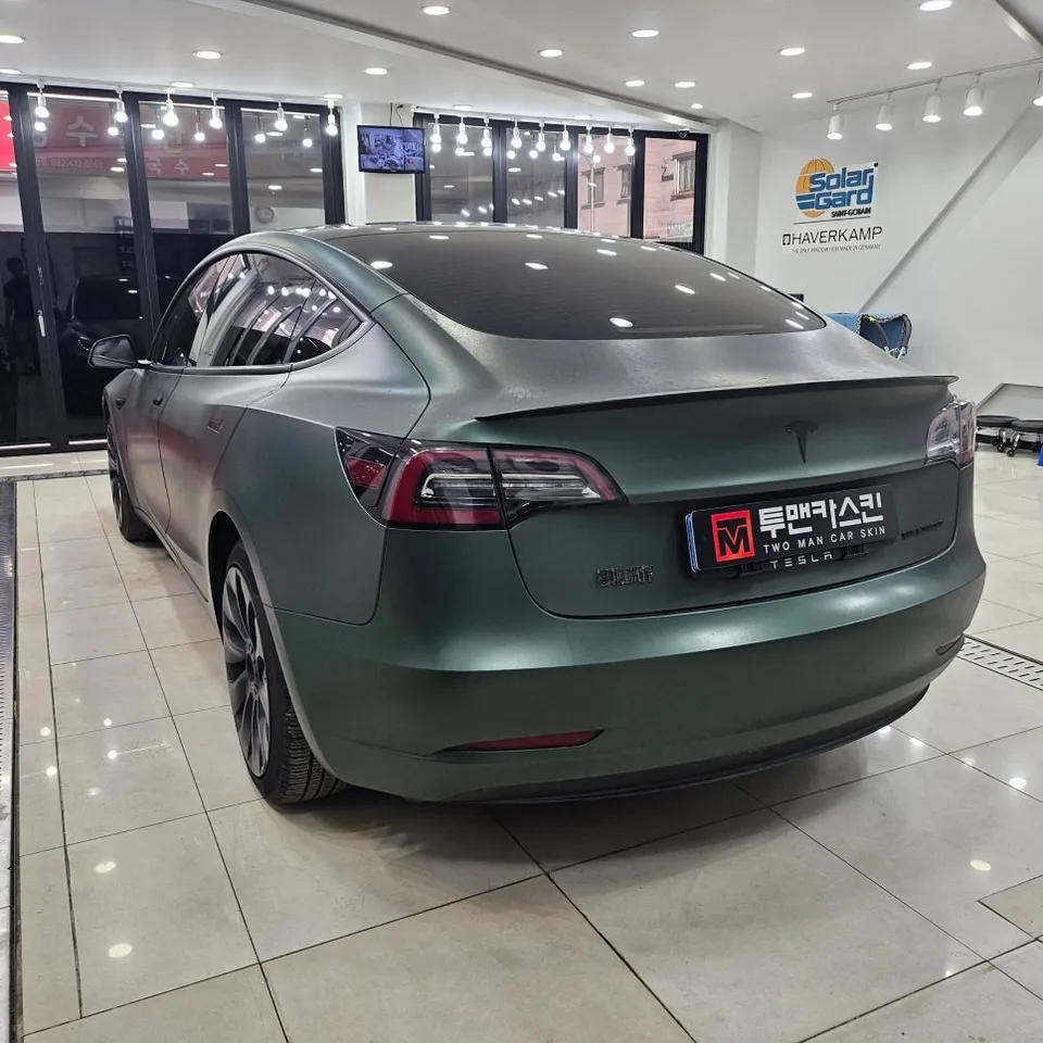 Tesla Model 3 カーラッピング事例:ポルシェGTシルバーへのカラーチェンジ 施工写真 4-2