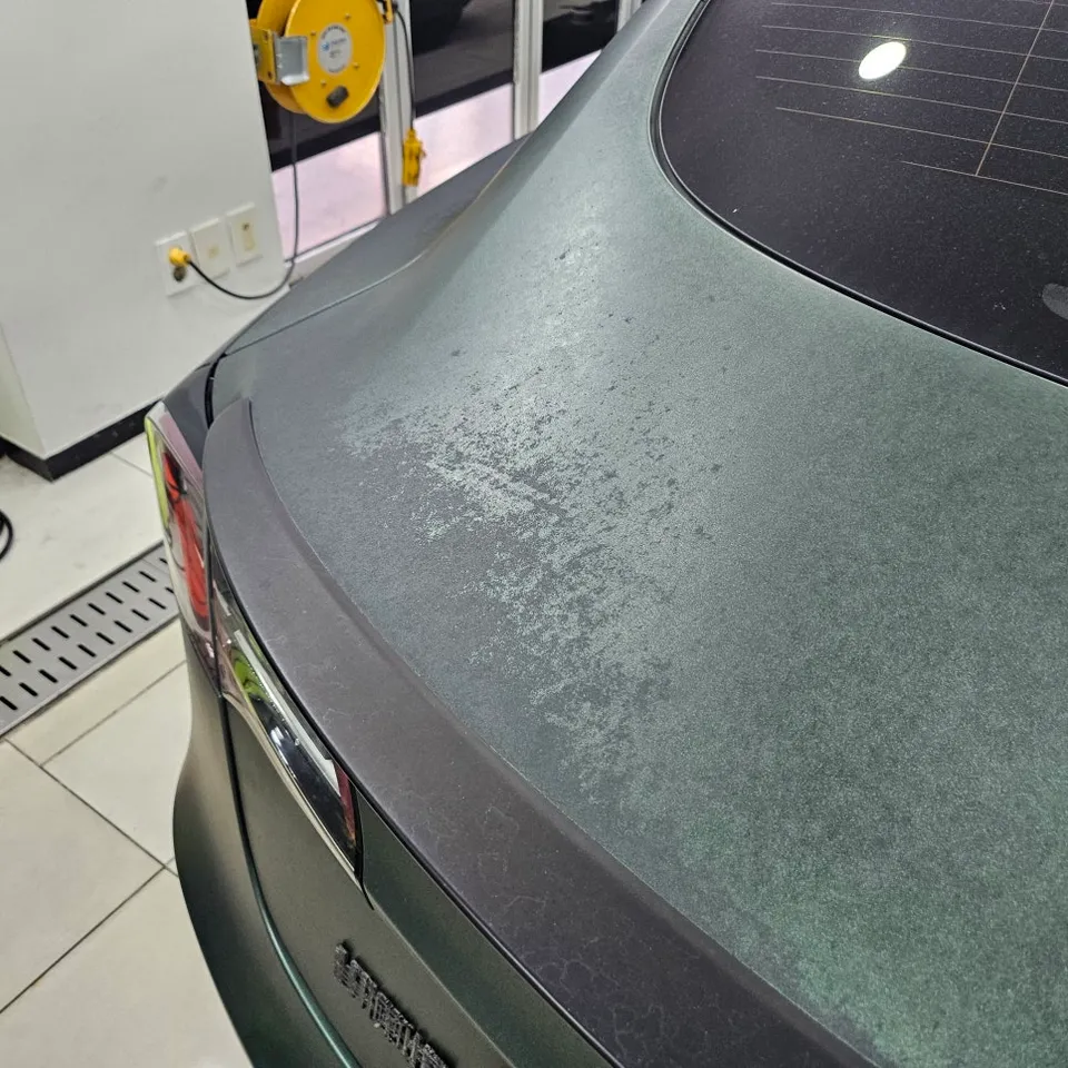 Tesla Model 3 カーラッピング事例:ポルシェGTシルバーへのカラーチェンジ 施工写真 1-3
