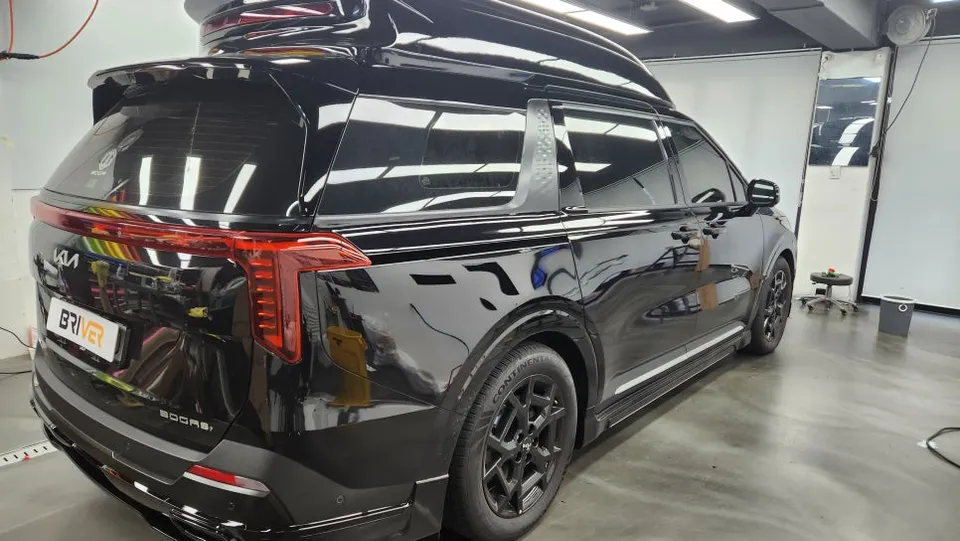 Kia Carnival Hi-Limousineのカーラッピング事例｜サテンブラック 施工写真 2-1