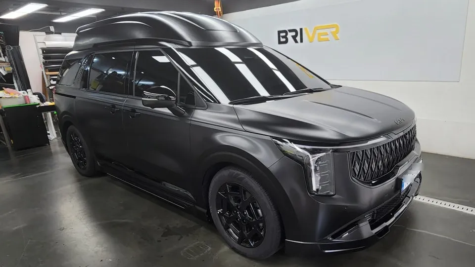 Kia Carnival Hi-Limousineのカーラッピング事例｜サテンブラック 施工写真 3-1