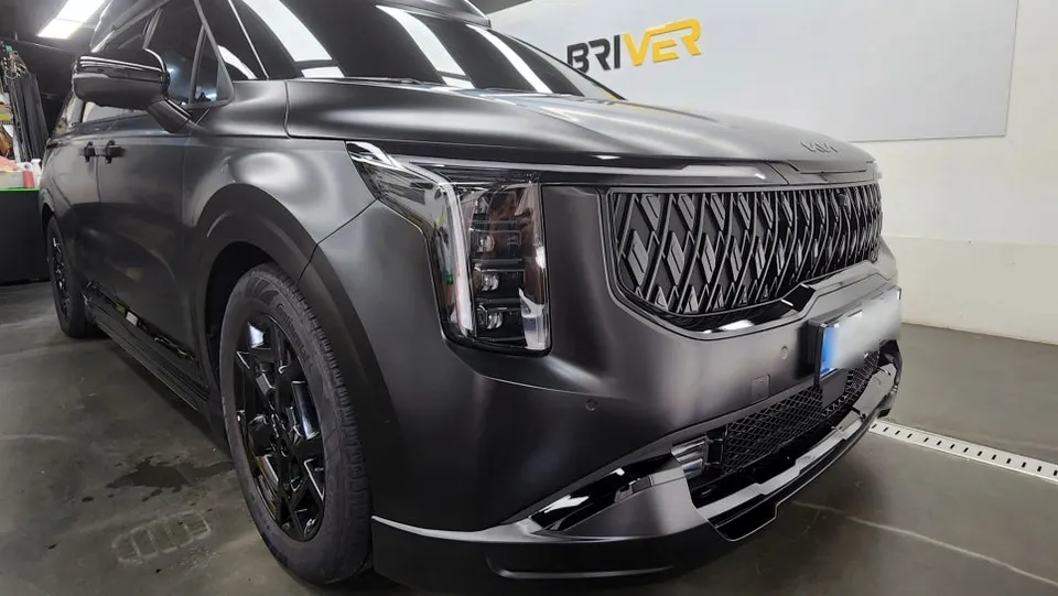Kia Carnival Hi-Limousineのカーラッピング事例｜サテンブラック 施工写真 1-2