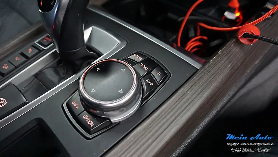 BMW X5 F15のAndroid Auto・CarPlay取付事例 施工写真 1-2