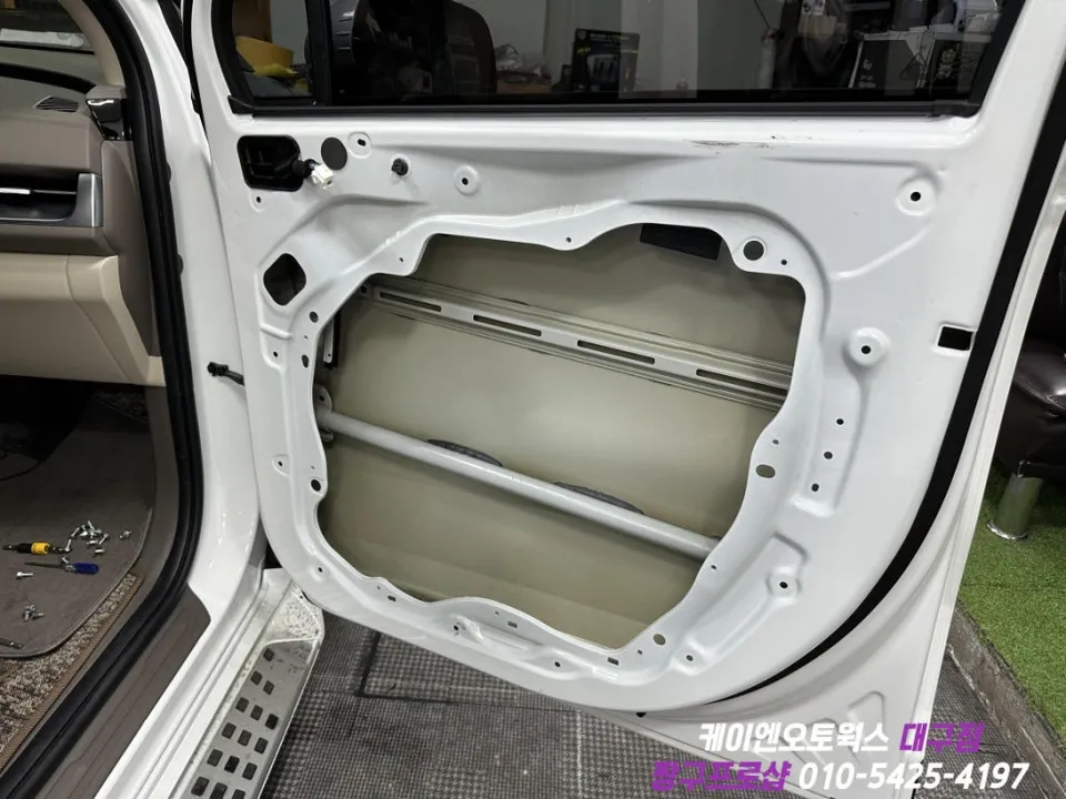 Kia Carnival KA4 oem options - Kia Carnival KA4 Ghost Door Review — Enhanced Convenience photo 5