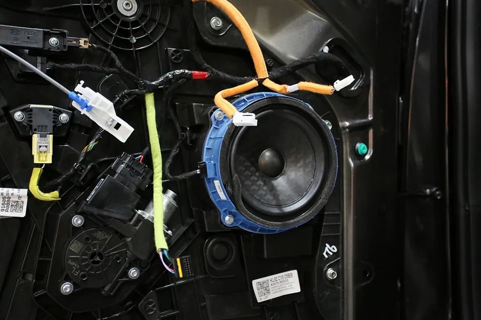 Kia Carnival car audio - 2024 Kia Carnival Hybrid Car Audio Upgrade Review photo 4