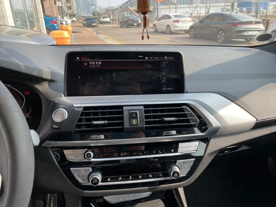 BMW X3のカーラッピング事例|カブリオブラックで高級感アップ 施工写真 2-1