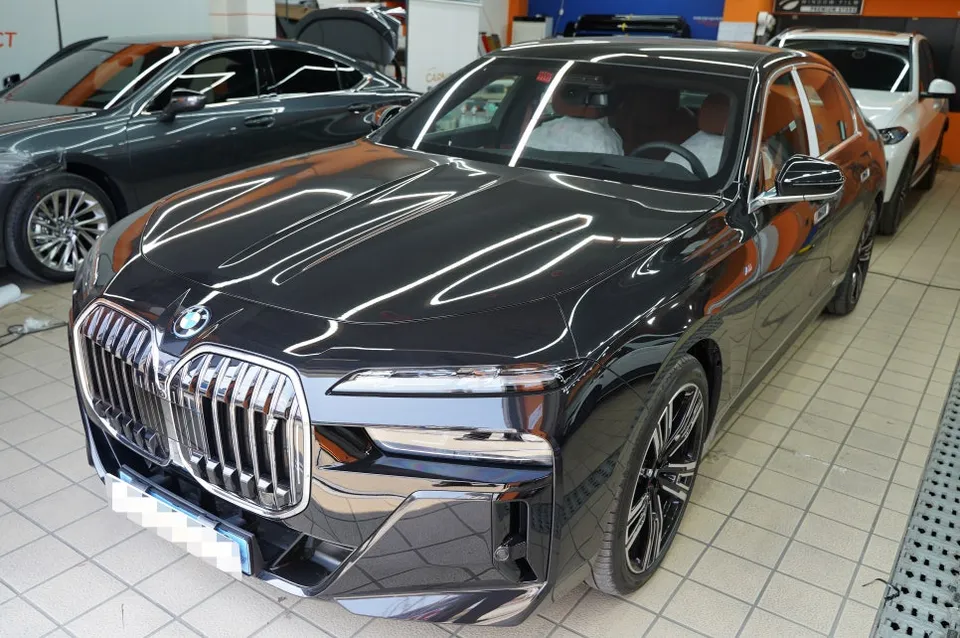 BMW 7 SeriesのPPF施工事例|カラーフィルムで個性を演出 施工写真 2-1