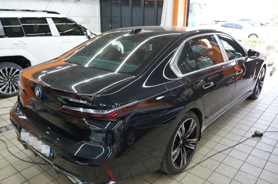 BMW 7 SeriesのPPF施工事例|カラーフィルムで個性を演出 施工写真 3-1