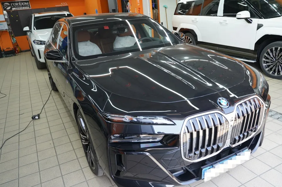 BMW 7 SeriesのPPF施工事例|カラーフィルムで個性を演出 施工写真 1-2