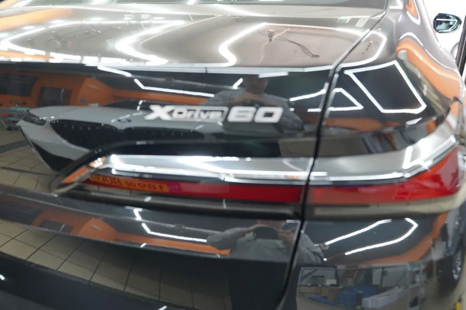BMW 7 SeriesのPPF施工事例|カラーフィルムで個性を演出 施工写真 1-3