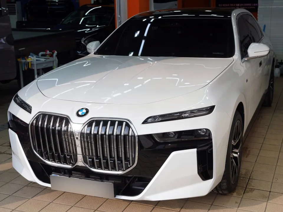 BMW 7 Seriesのカーラッピング事例|費用目安と仕上がり 施工写真 3-1