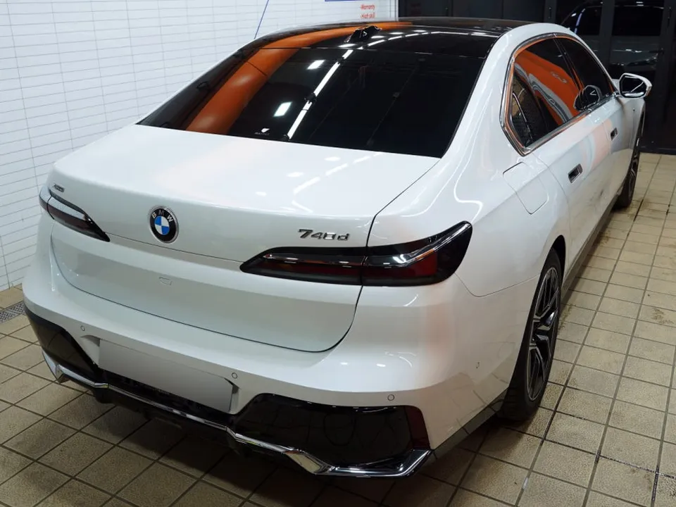 BMW 7 Seriesのカーラッピング事例|費用目安と仕上がり 施工写真 1-2
