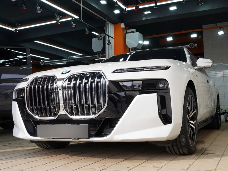 BMW 7 Seriesのカーラッピング事例|費用目安と仕上がり 施工写真 2-2