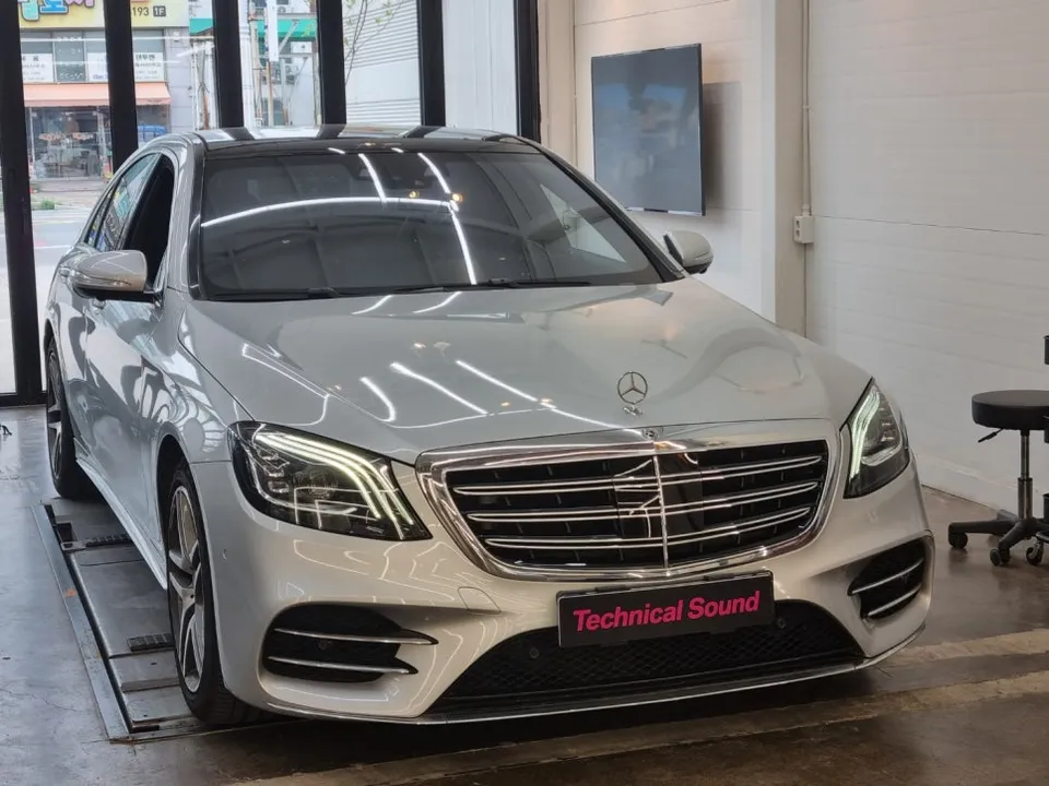 Mercedes-Benz S-Class W222のカーオーディオ施工事例 施工写真 1-1