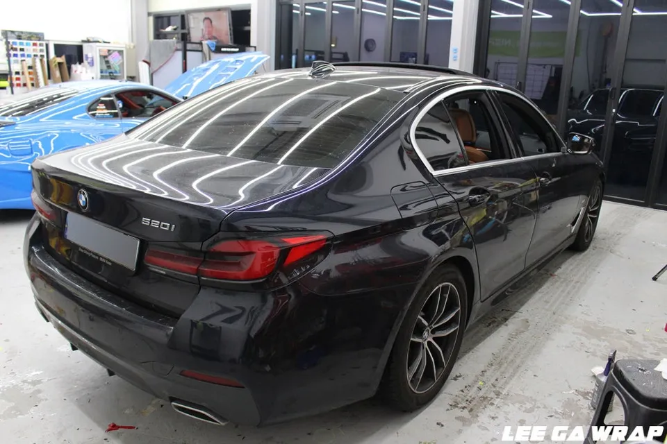 BMW 5 Seriesのカーラッピング事例|クローム除去で洗練された印象に 施工写真 2-1