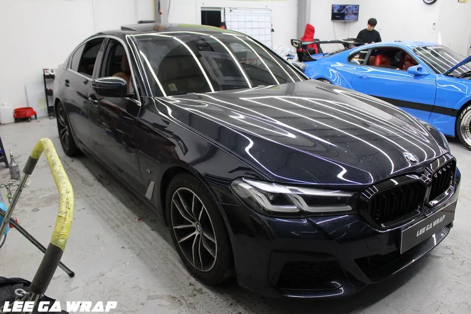 BMW 5 Seriesのカーラッピング事例|クローム除去で洗練された印象に 施工写真 3-1