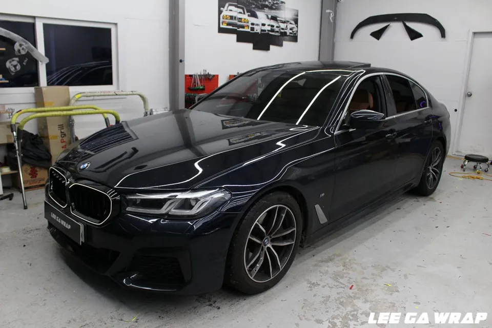 BMW 5 Seriesのカーラッピング事例|クローム除去で洗練された印象に 施工写真 3-2