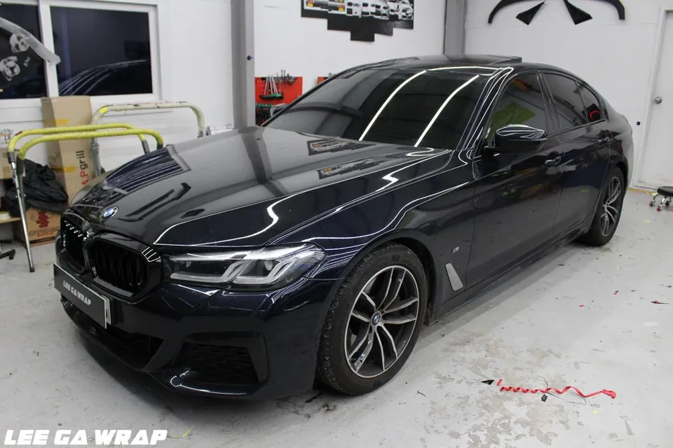 BMW 5 Seriesのカーラッピング事例|クローム除去で洗練された印象に 施工写真 1-3