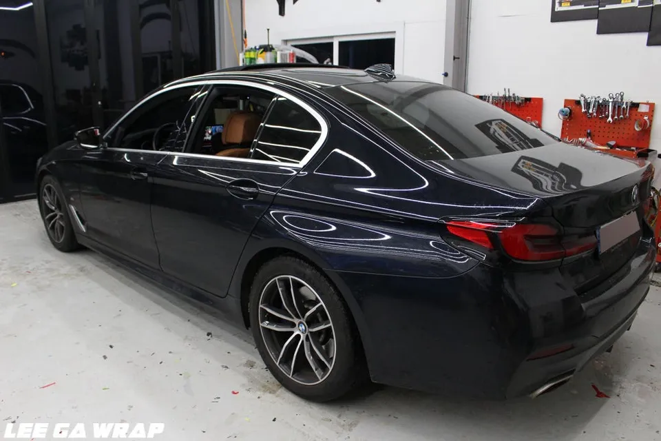 BMW 5 Seriesのカーラッピング事例|クローム除去で洗練された印象に 施工写真 2-3