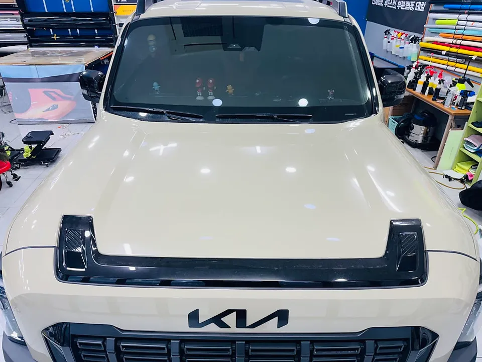 Kia Tasmanのカーラッピング事例|サテンブラックのボンネットカスタム 施工写真 2-1