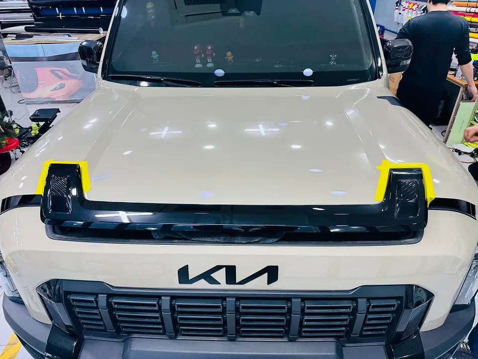 Kia Tasmanのカーラッピング事例|サテンブラックのボンネットカスタム 施工写真 3-1