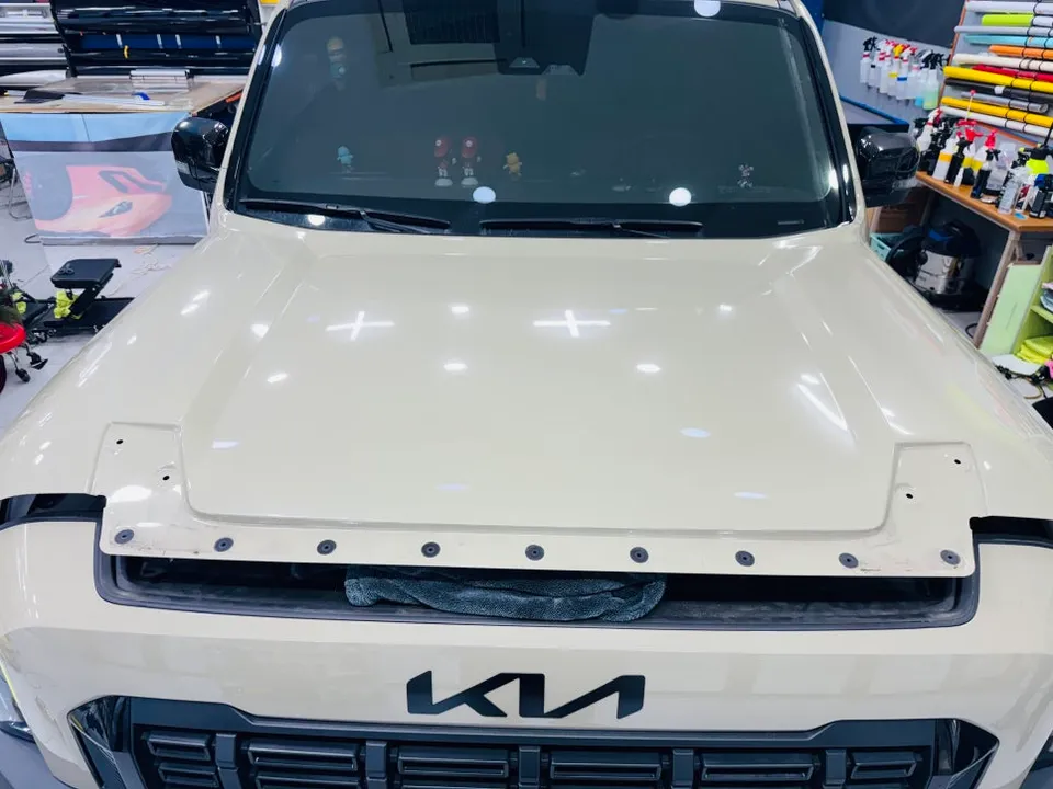 Kia Tasmanのカーラッピング事例|サテンブラックのボンネットカスタム 施工写真 1-2