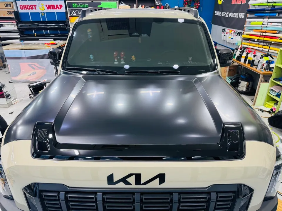 Kia Tasmanのカーラッピング事例|サテンブラックのボンネットカスタム 施工写真 3-2
