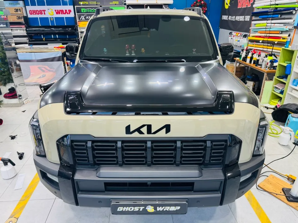 Kia Tasmanのカーラッピング事例|サテンブラックのボンネットカスタム 施工写真 1-3