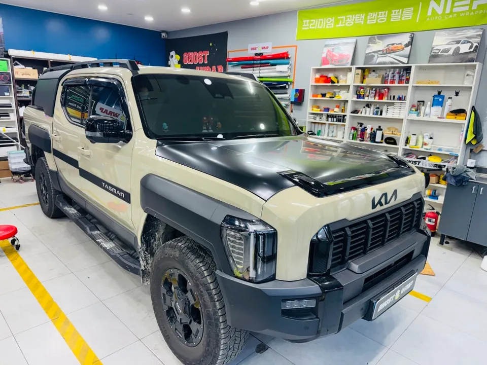 Kia Tasmanのカーラッピング事例|サテンブラックのボンネットカスタム 施工写真 2-3