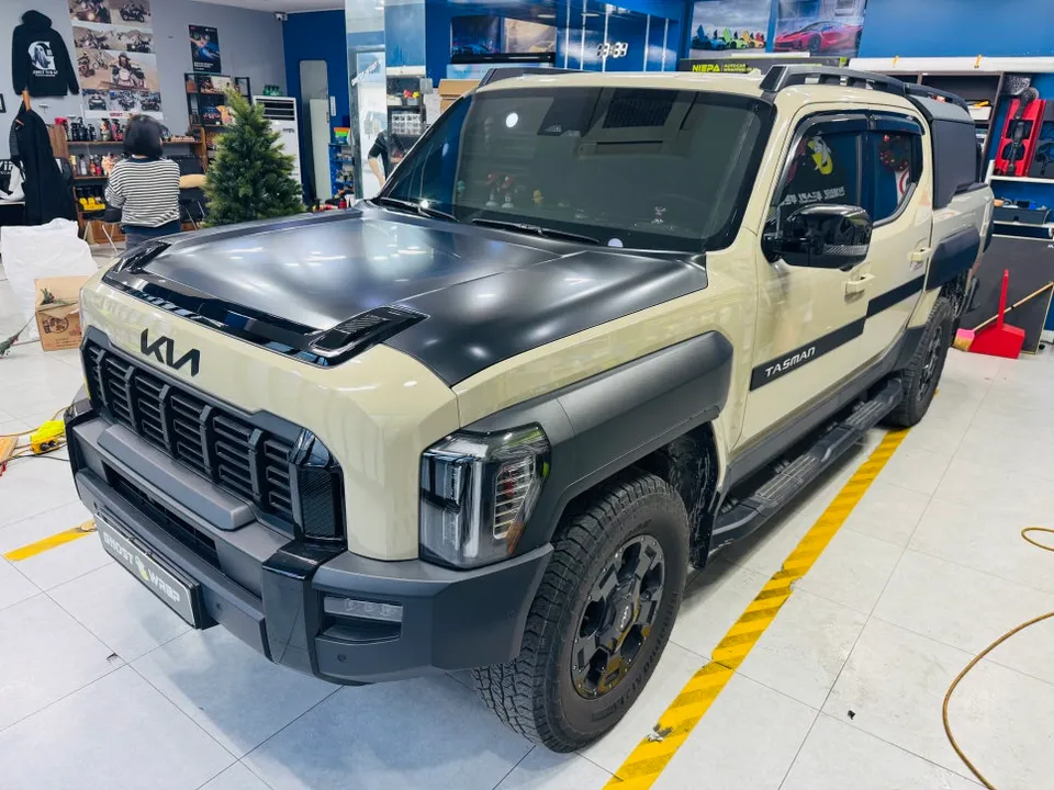 Kia Tasmanのカーラッピング事例|サテンブラックのボンネットカスタム 施工写真 3-3