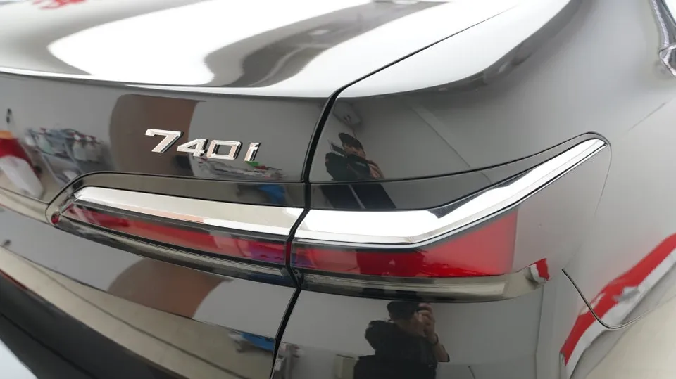 BMW 7 Seriesのカーラッピング事例｜費用目安・仕上がり 施工写真 3-1