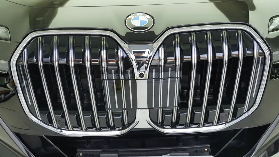 BMW 7 Seriesのカーラッピング事例｜費用目安・仕上がり 施工写真 1-2