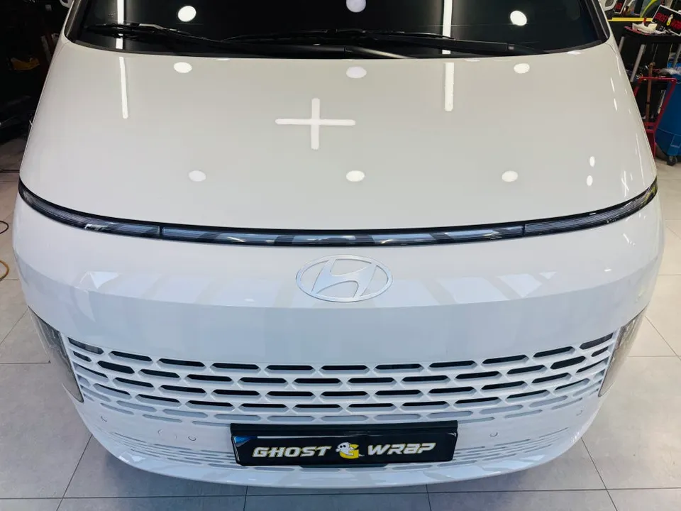 Hyundai Stariaの広告ラッピング事例|移動する広告塔 施工写真 2-1