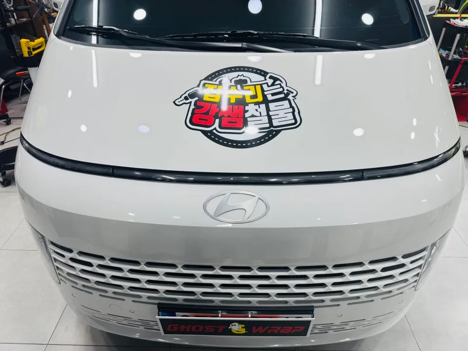 Hyundai Stariaの広告ラッピング事例|移動する広告塔 施工写真 3-3