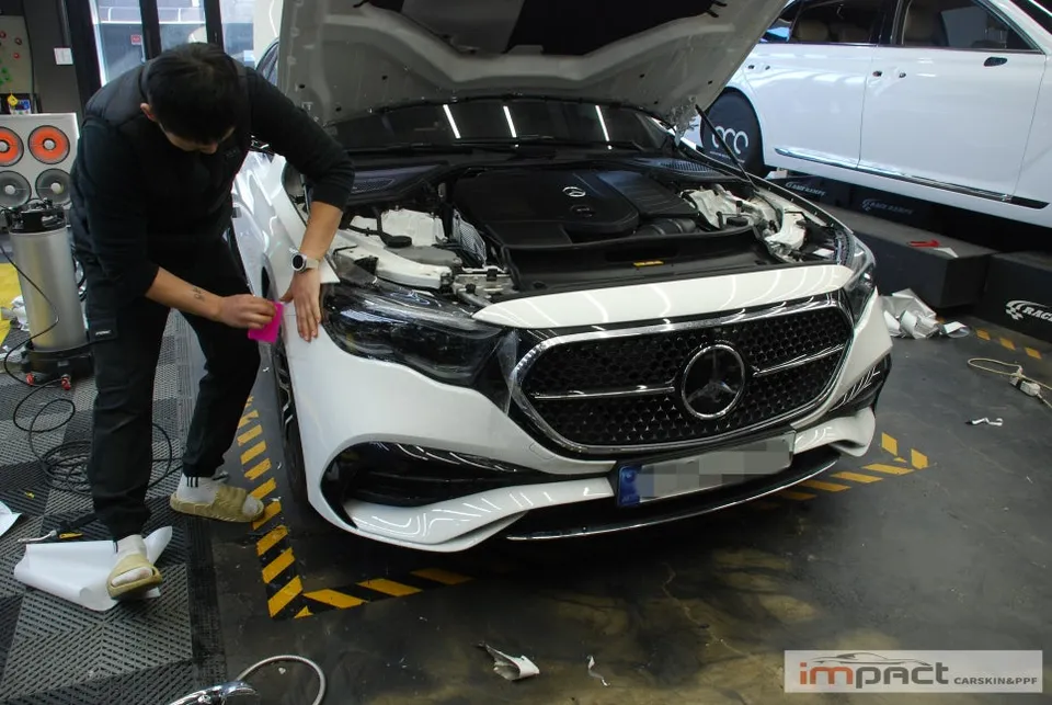 Mercedes-Benz E300のPPF施工事例｜ヘッドライト・トランク 施工写真 2-1
