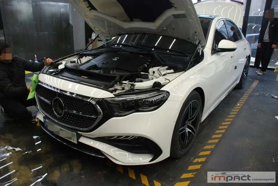 Mercedes-Benz E300のPPF施工事例｜ヘッドライト・トランク 施工写真 3-1