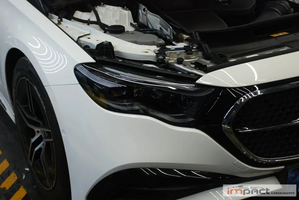 Mercedes-Benz E300のPPF施工事例｜ヘッドライト・トランク 施工写真 1-3