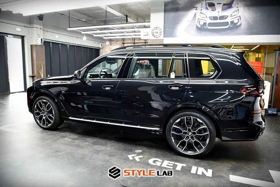 BMW X7のカーラッピング事例｜クローム除去と室内PPF 施工写真 2-1