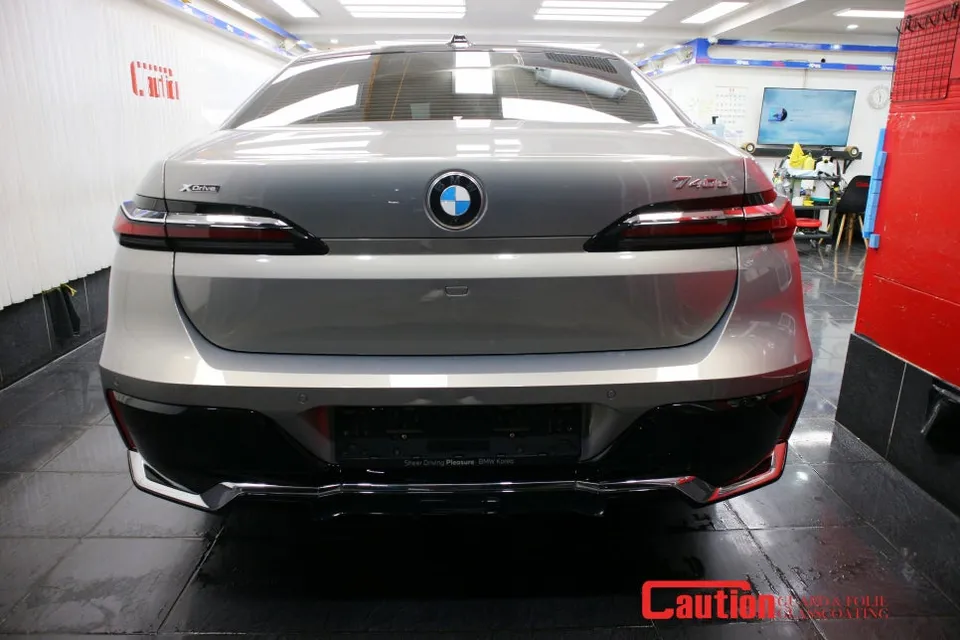 BMW 7 Seriesのカーラッピング事例 施工写真 2-1