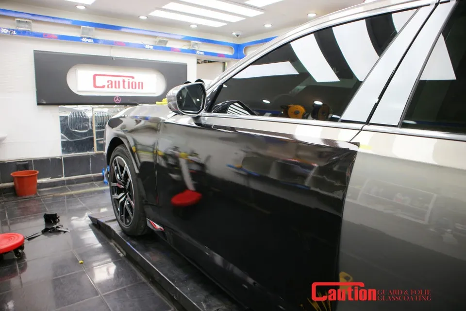 BMW 7 Seriesのカーラッピング事例 施工写真 1-2